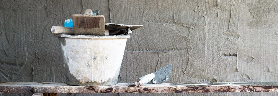 Mörtelkübel und Maurerkellen